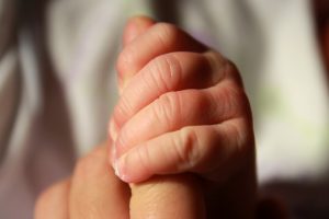 baby-holding-hand-847820_1920